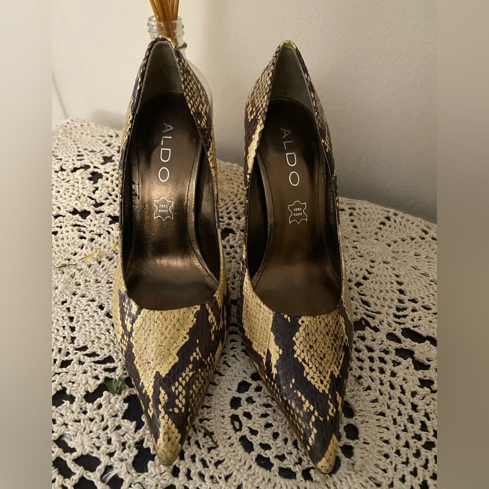 Aldo snakeskin pointy toes heels size 5 
Can wear with jeans or dressed up